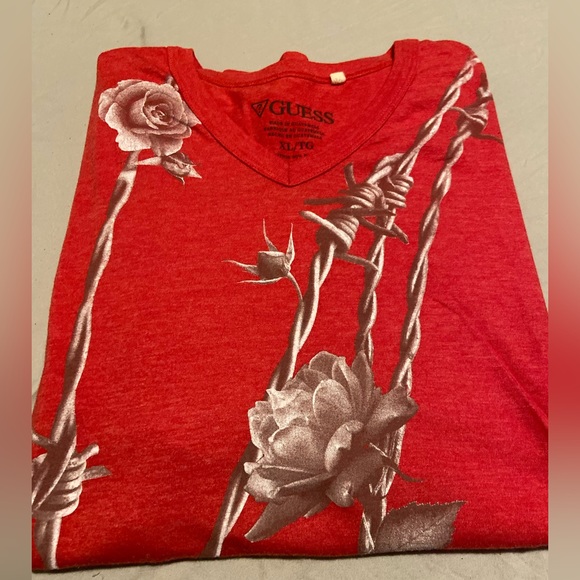Guess V-Neck Men’s Barbed Wire Roses Graphic Tee. - Picture 4 of 4